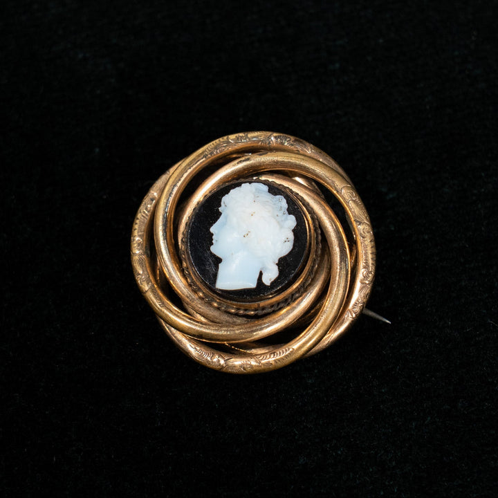 カメオを囲う渦巻きのフレームがエレガント スワールモチーフ ブラック カメオブローチ /23K