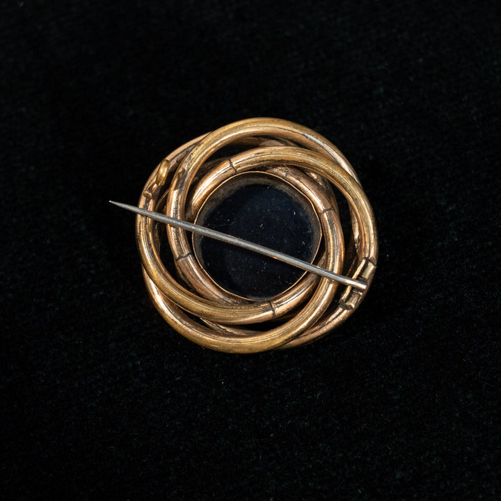 カメオを囲う渦巻きのフレームがエレガント スワールモチーフ ブラック カメオブローチ /23K