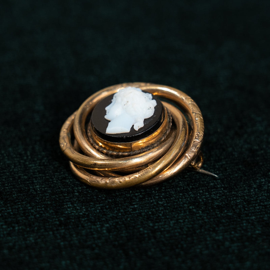 カメオを囲う渦巻きのフレームがエレガント スワールモチーフ ブラック カメオブローチ /23K