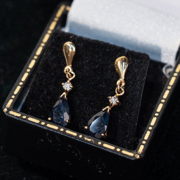 深みのあるサファイアが優雅な印象 ドロップ ダングルピアス /23K