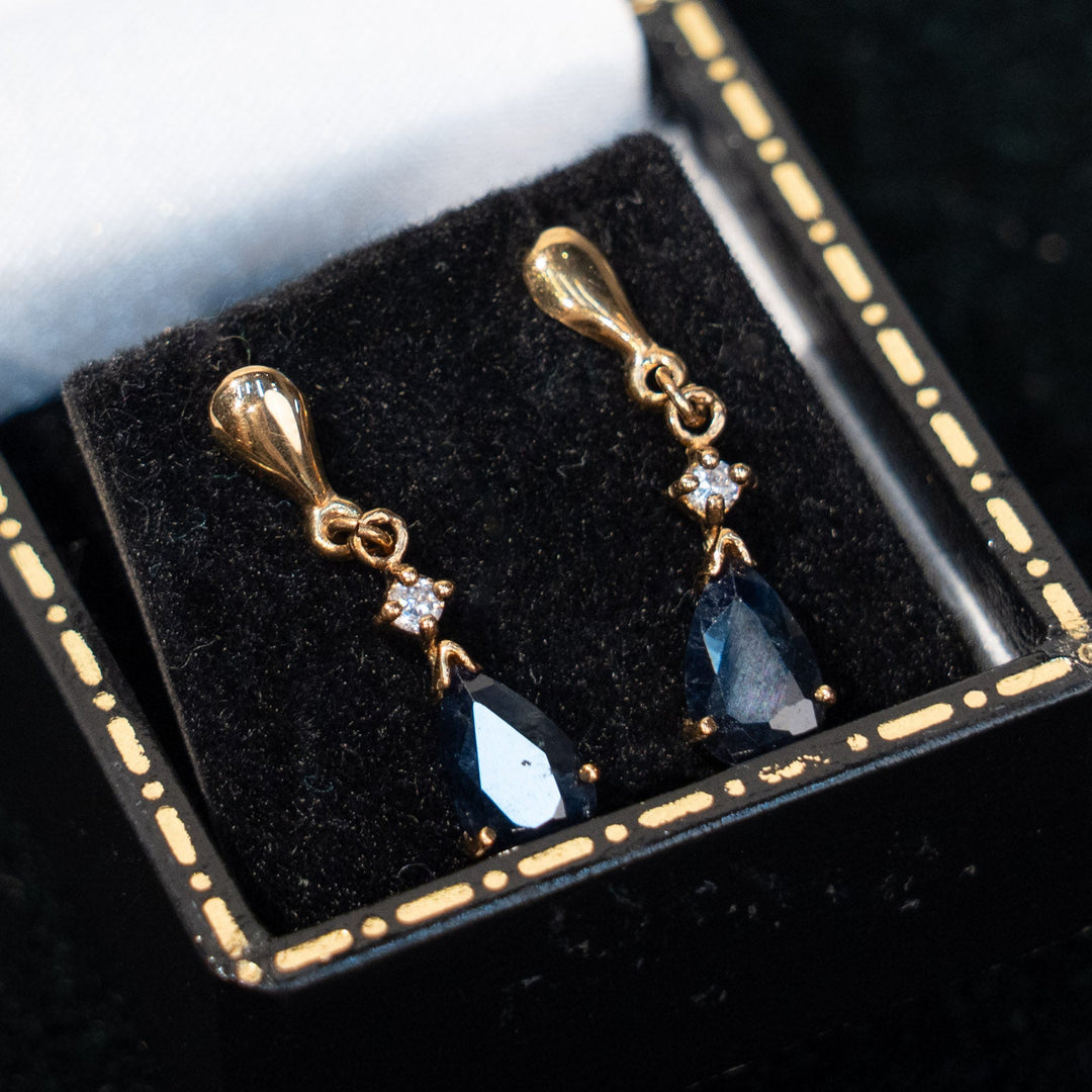 深みのあるサファイアが優雅な印象 ドロップ ダングルピアス /23K