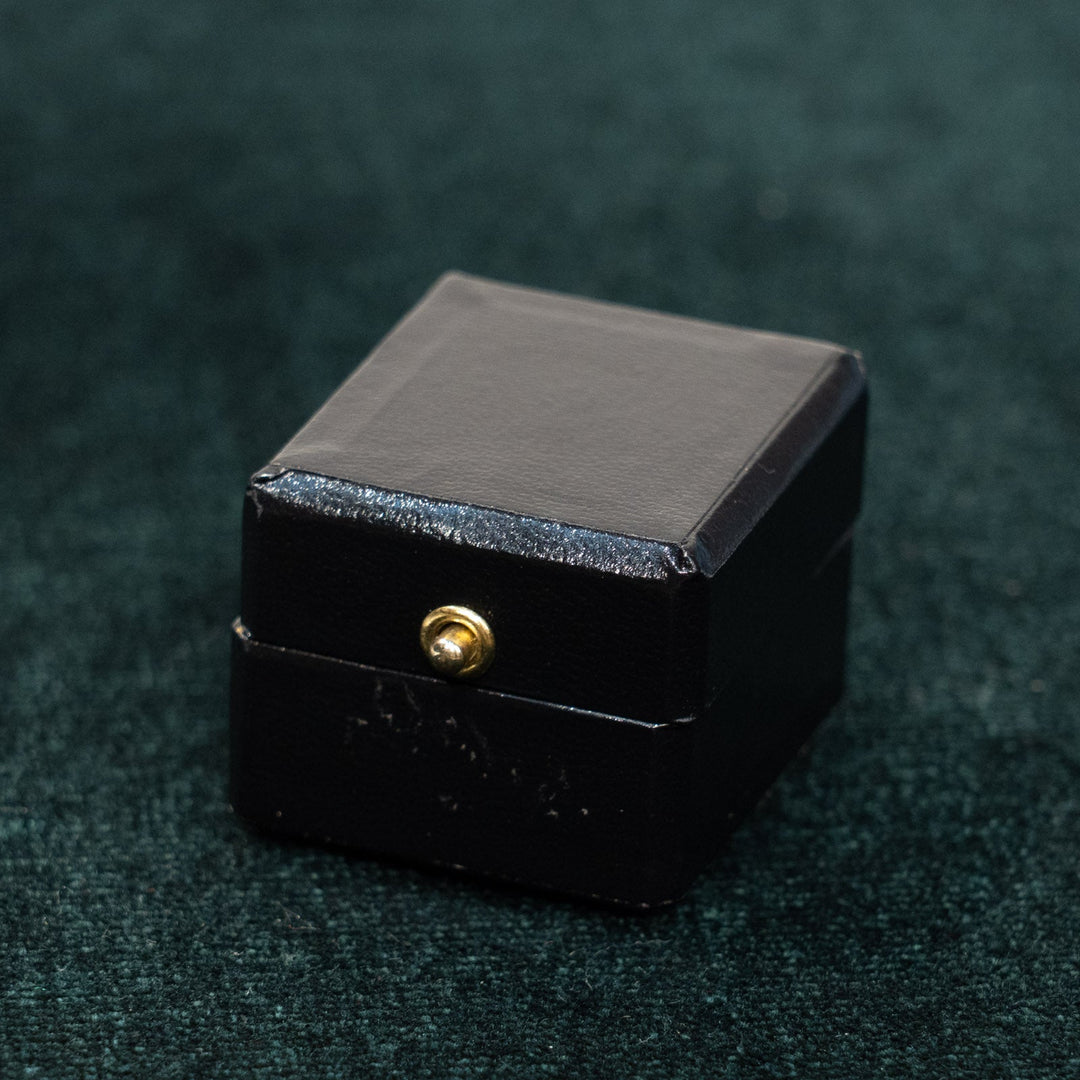 深みのあるサファイアが優雅な印象 ドロップ ダングルピアス /23K