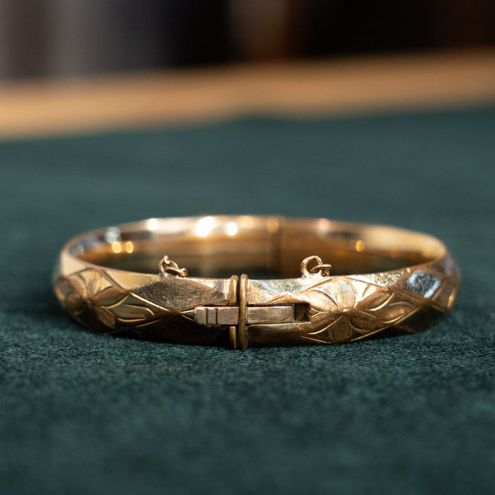 洗練されたシルエットに花の彫刻が印象的 シルバー ブレスレット /23K