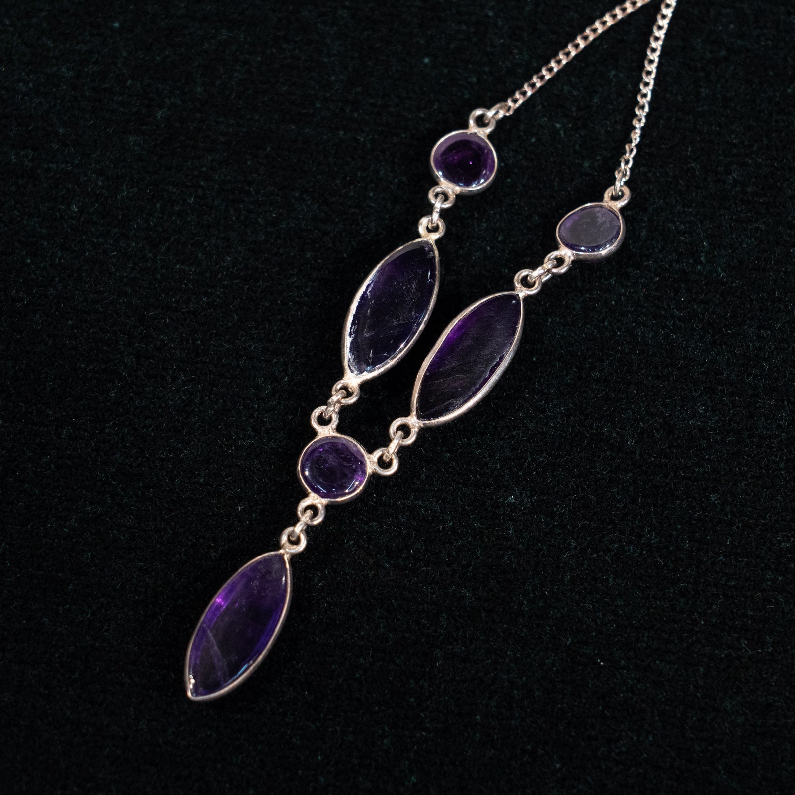 シルバーチェーンとアメジストの優美な輝き シルバー ビブネックレス