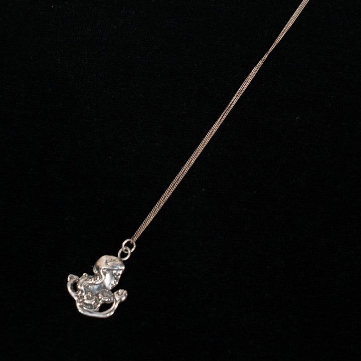 優雅な女性の横顔と繊細な花々が立体的に刻まれた シルバー ペンダント /23K