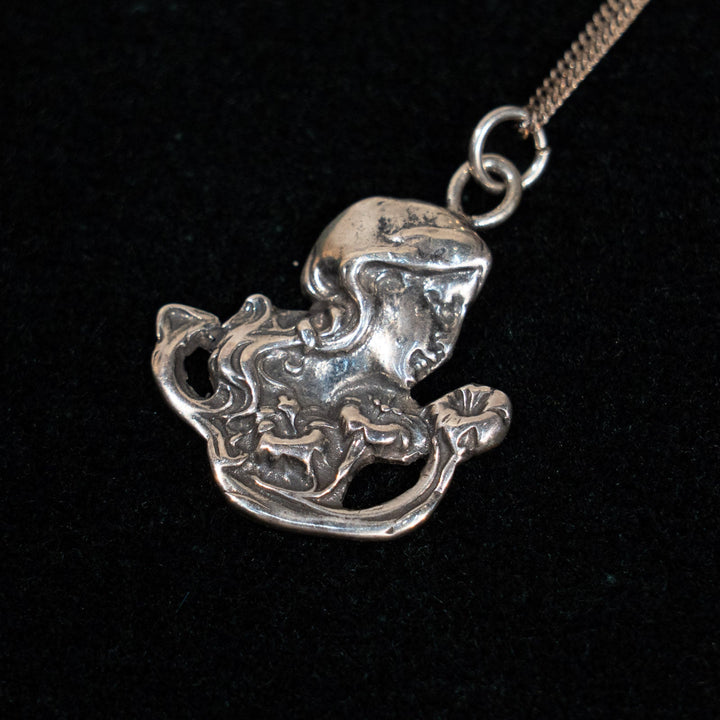 優雅な女性の横顔と繊細な花々が立体的に刻まれた シルバー ペンダント /23K