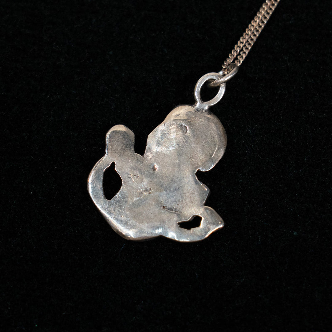 優雅な女性の横顔と繊細な花々が立体的に刻まれた シルバー ペンダント /23K