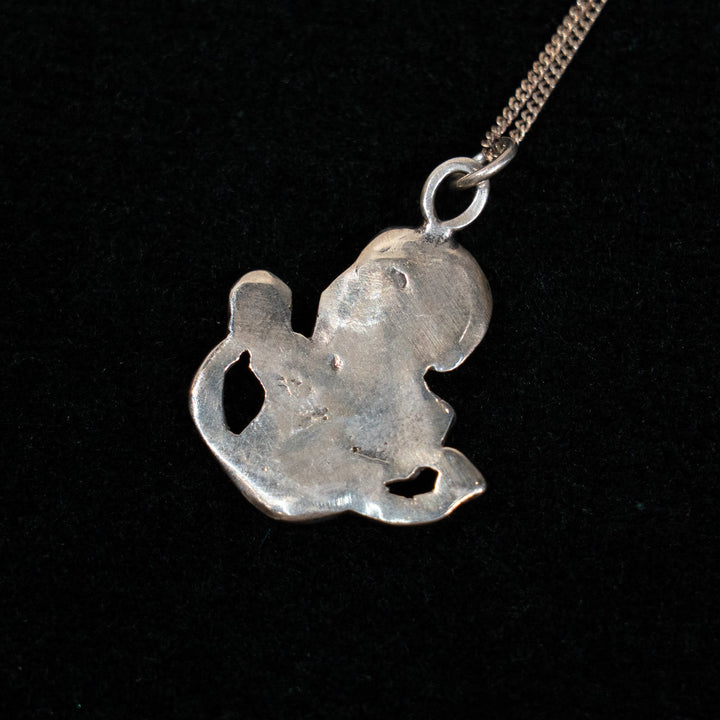 優雅な女性の横顔と繊細な花々が立体的に刻まれた シルバー ペンダント /23K