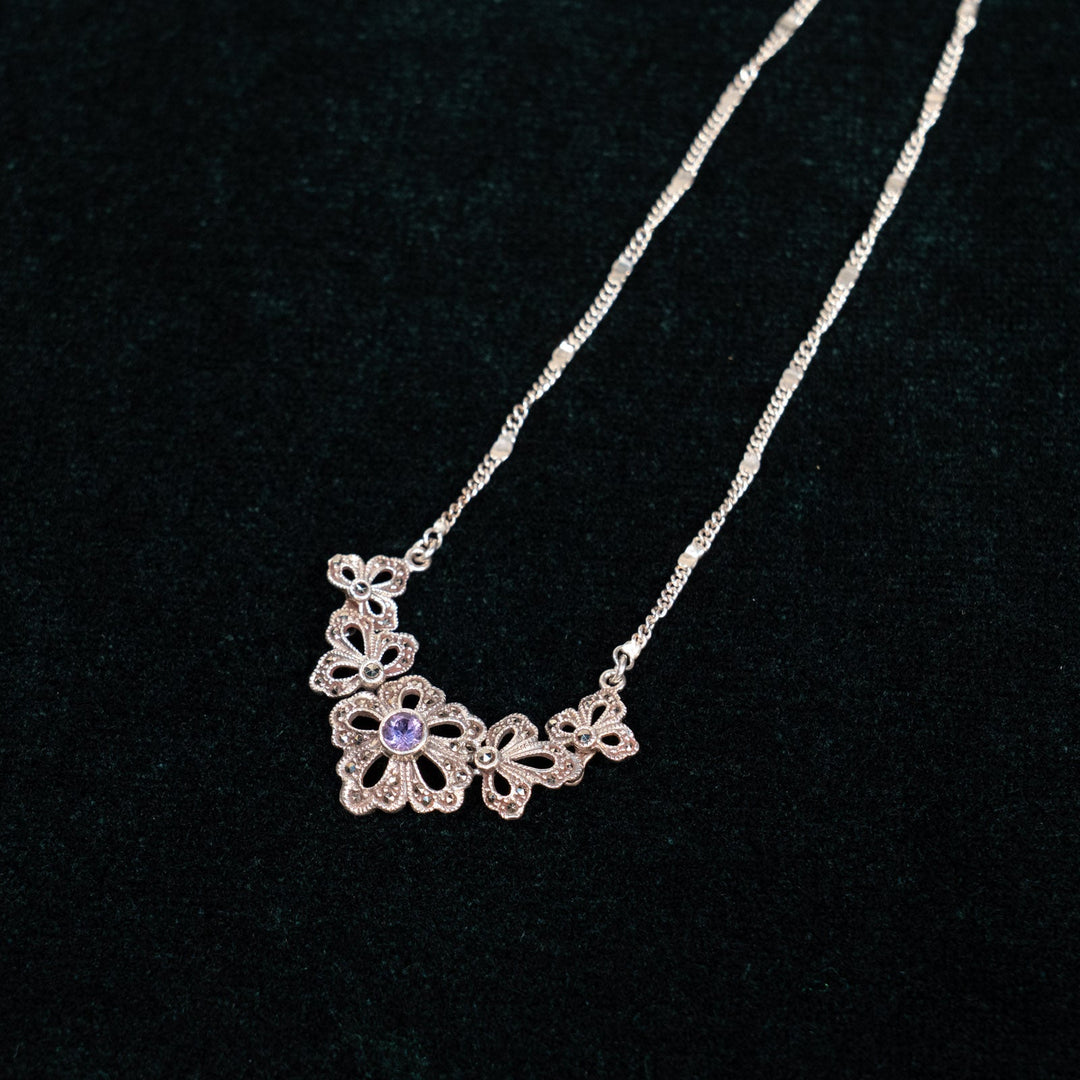 存在感のある花のデザインが魅力的 シルバー マルカジット ビブネックレス /23K