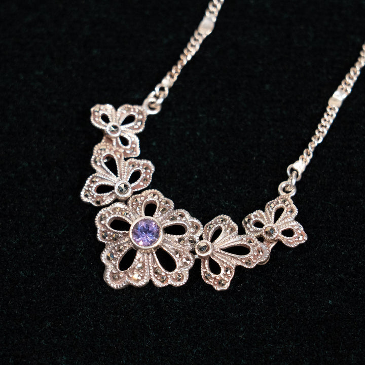 存在感のある花のデザインが魅力的 シルバー マルカジット ビブネックレス /23K