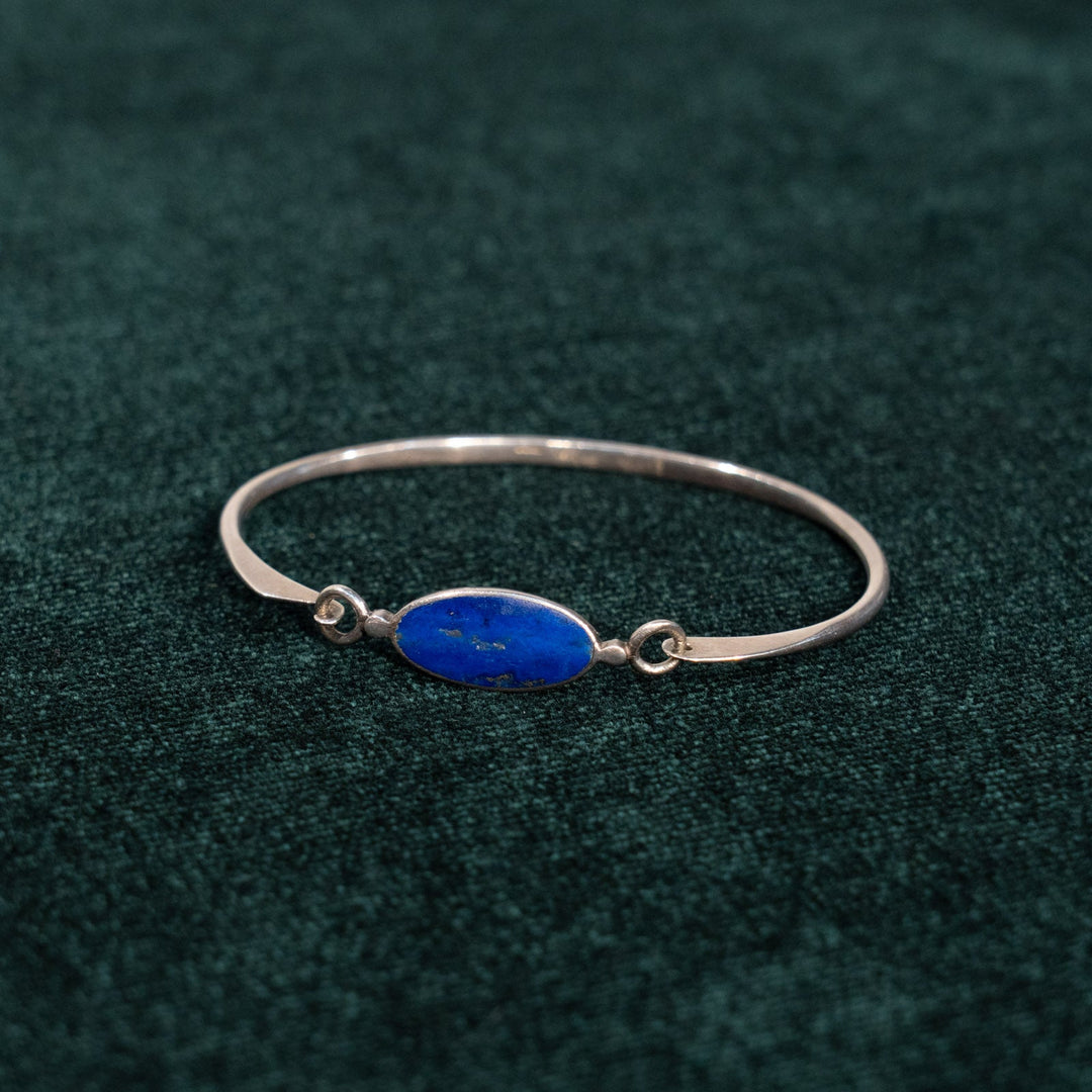 深い青色の石を引き立たせるモダンなシルエット シルバー ブレスレット /23K