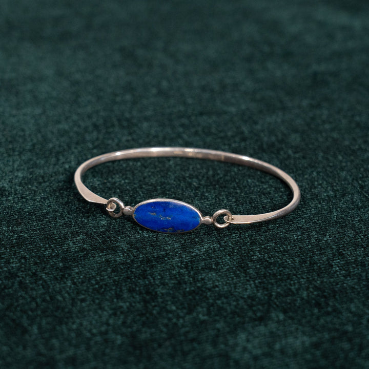 深い青色の石を引き立たせるモダンなシルエット シルバー ブレスレット /23K