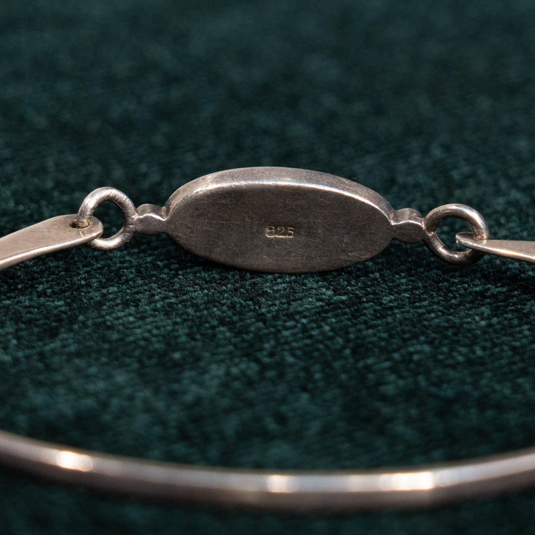 深い青色の石を引き立たせるモダンなシルエット シルバー ブレスレット /23K