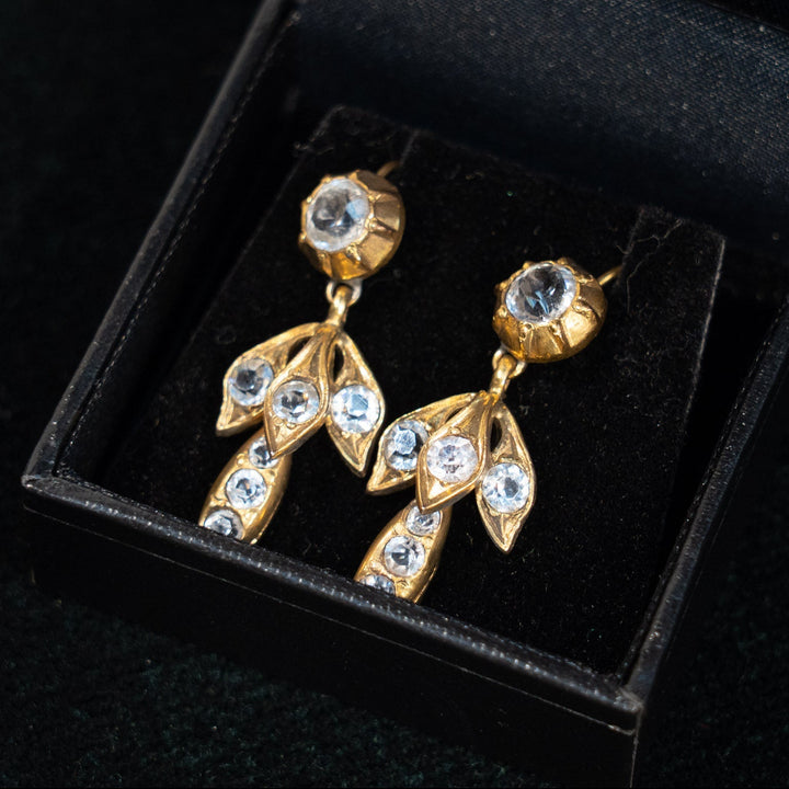 リーフモチーフにクリスタルガラスが輝く ドロップ ダングルピアス /23K