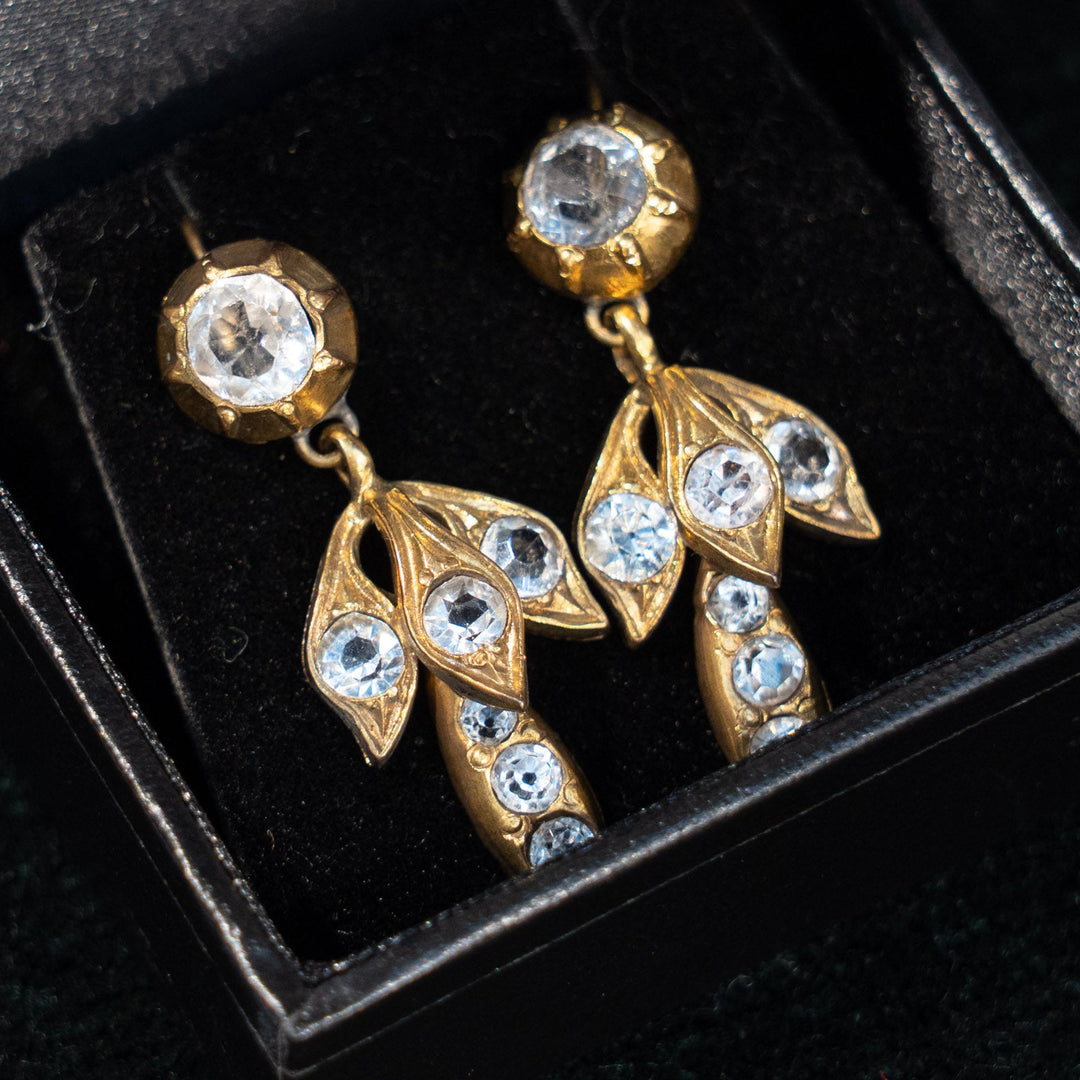 リーフモチーフにクリスタルガラスが輝く ドロップ ダングルピアス /23K