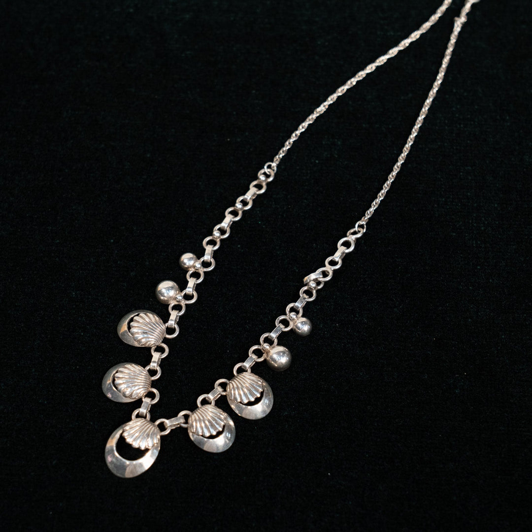 シェルモチーフのデザインが優美 シルバー ビブネックレス /23K