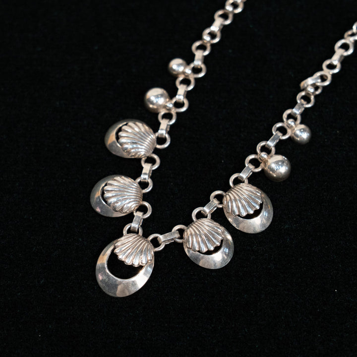 シェルモチーフのデザインが優美 シルバー ビブネックレス /23K
