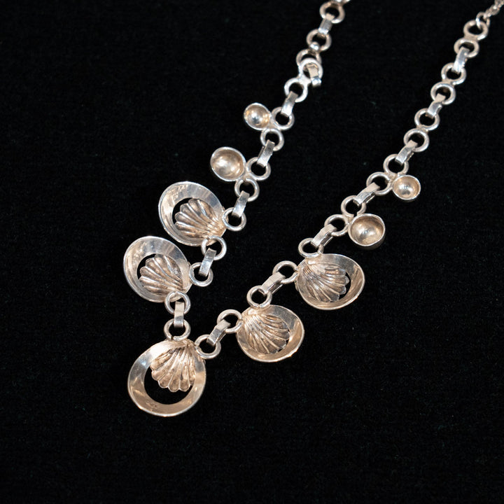 シェルモチーフのデザインが優美 シルバー ビブネックレス /23K