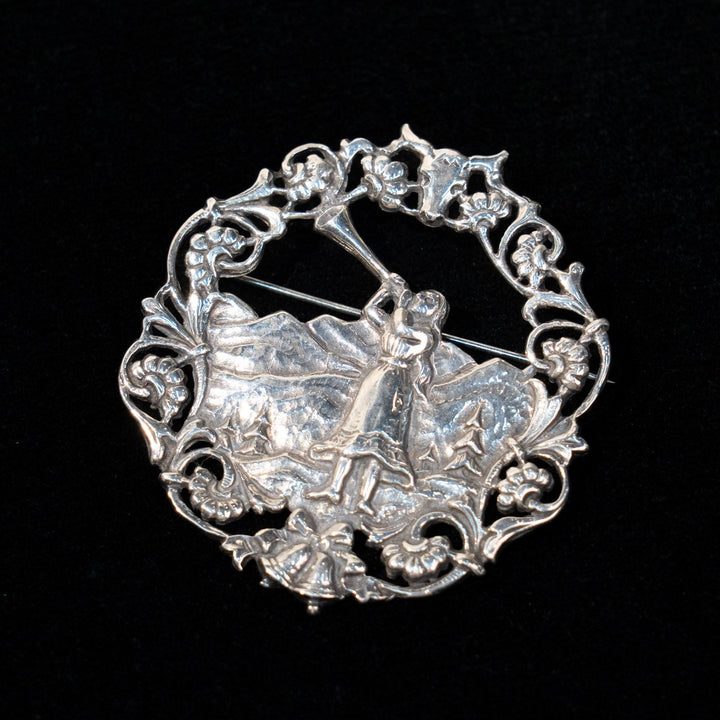 北欧の牧歌的な風景が描かれた シルバー スカンジナビアンブローチ /23K