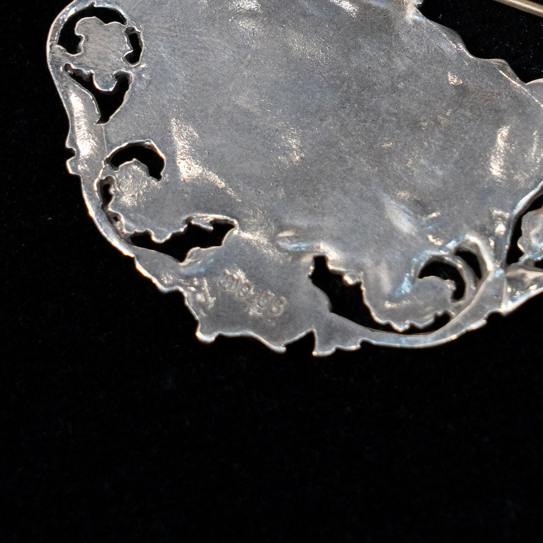 北欧の牧歌的な風景が描かれた シルバー スカンジナビアンブローチ /23K