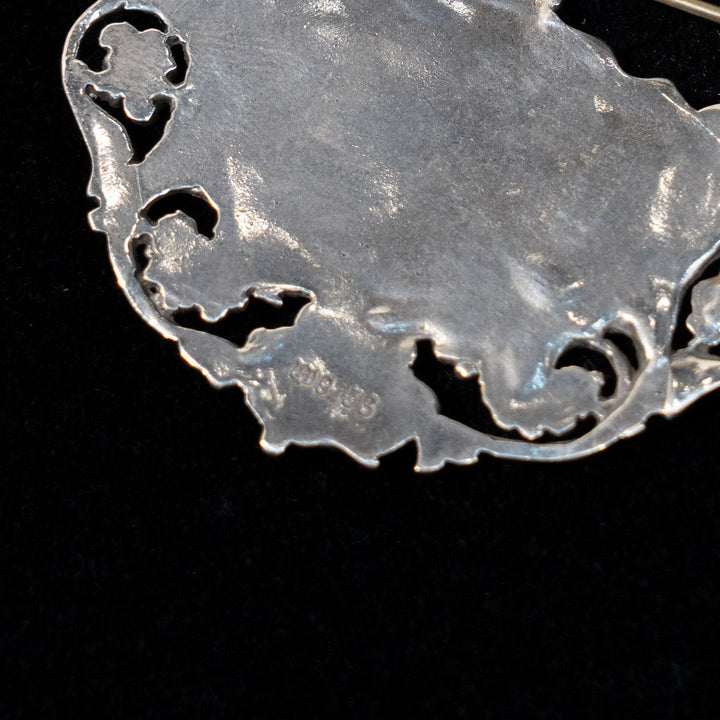 北欧の牧歌的な風景が描かれた シルバー スカンジナビアンブローチ /23K