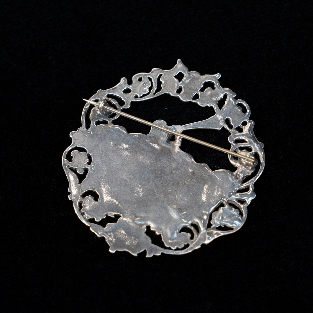 北欧の牧歌的な風景が描かれた シルバー スカンジナビアンブローチ /23K