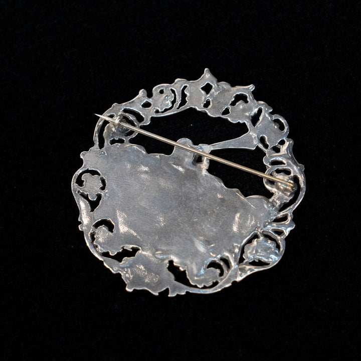 北欧の牧歌的な風景が描かれた シルバー スカンジナビアンブローチ /23K