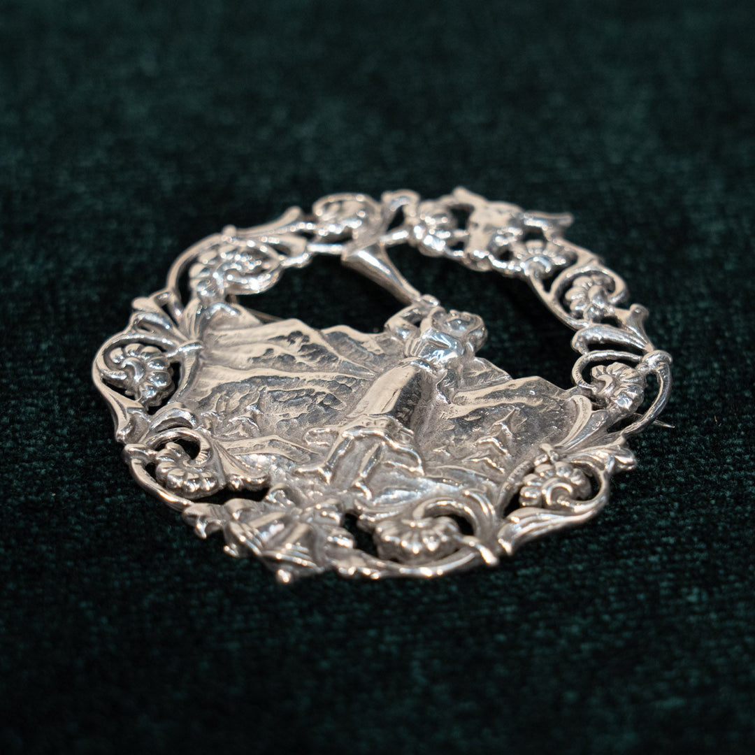 北欧の牧歌的な風景が描かれた シルバー スカンジナビアンブローチ /23K