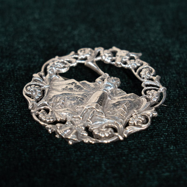 北欧の牧歌的な風景が描かれた シルバー スカンジナビアンブローチ /23K