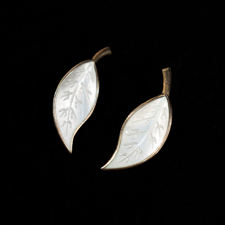 【David Andersen デヴィットアンデルセン】ホワイトエナメルが美しい リーフモチーフ イヤリング /23K