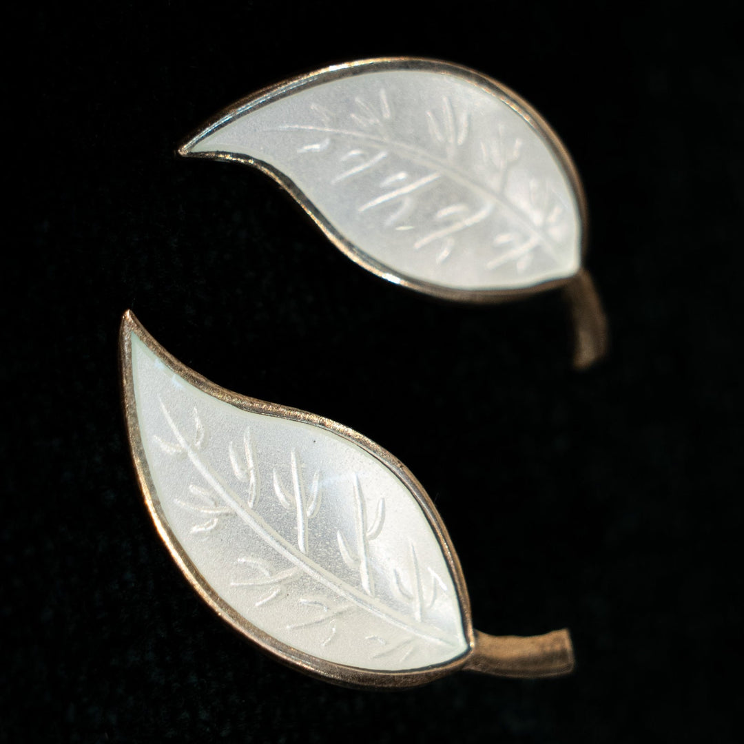 【David Andersen デヴィットアンデルセン】ホワイトエナメルが美しい リーフモチーフ イヤリング /23K