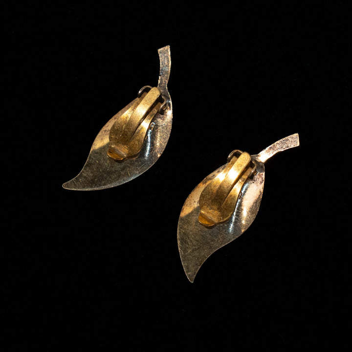 【David Andersen デヴィットアンデルセン】ホワイトエナメルが美しい リーフモチーフ イヤリング /23K