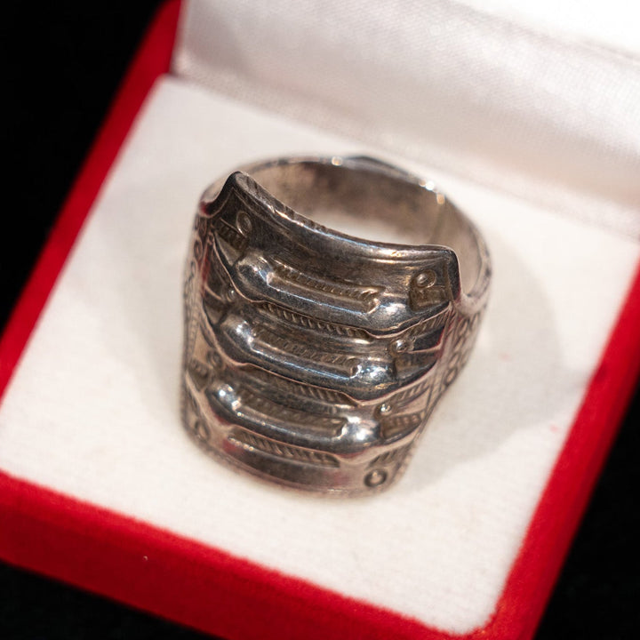 存在感たっぷりの巻き付くデザインが目を惹く シルバー アンティークリング /23K