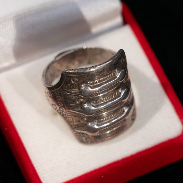 存在感たっぷりの巻き付くデザインが目を惹く シルバー アンティークリング /23K