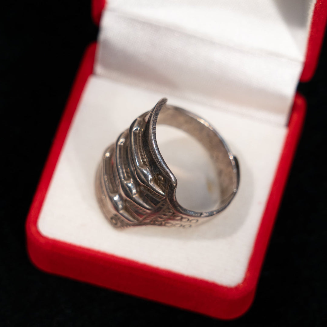 存在感たっぷりの巻き付くデザインが目を惹く シルバー アンティークリング /23K