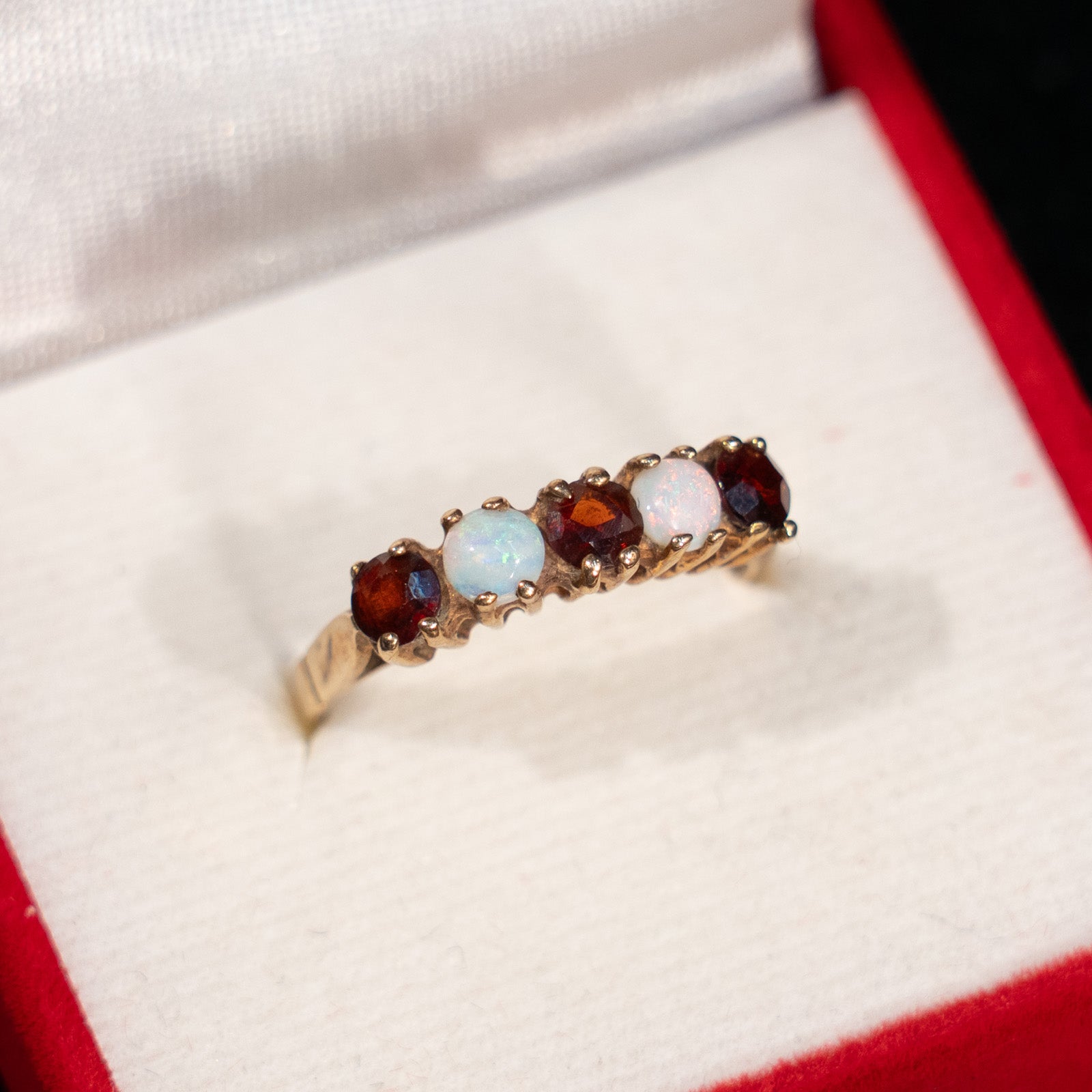 神秘と調和を美しく表現 オパール ガーネット アンティークリング /23K