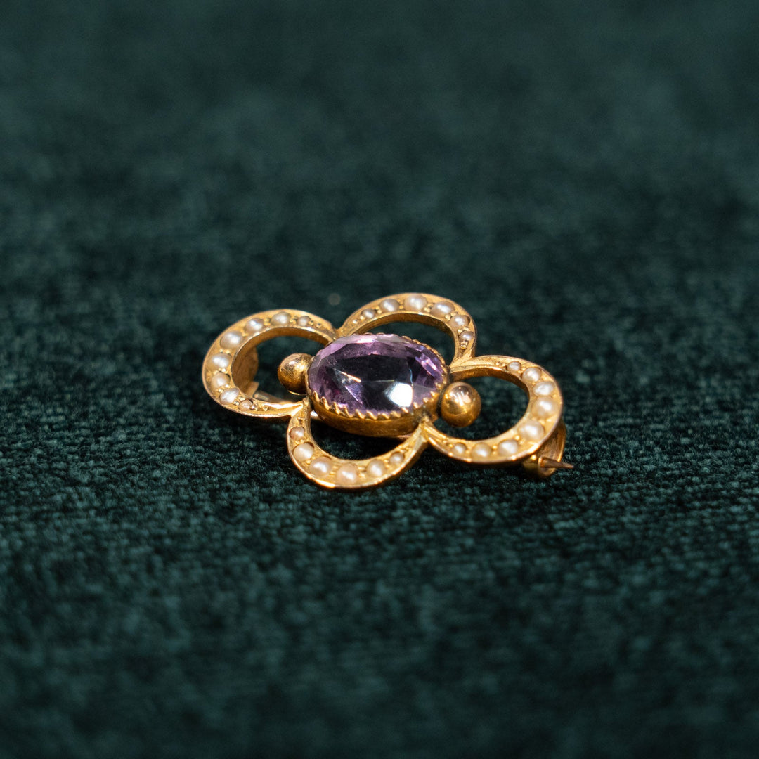 パールがあしらわれたフレームが可愛らしい アメジスト ブローチ /23K