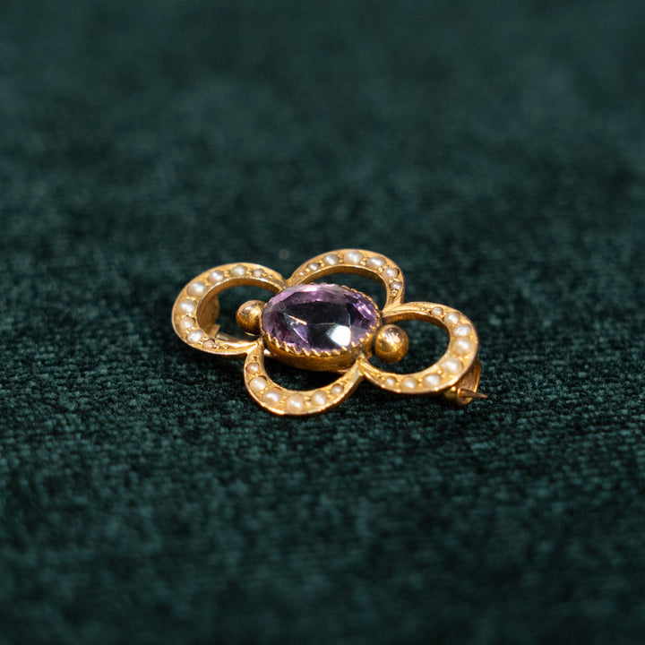 パールがあしらわれたフレームが可愛らしい アメジスト ブローチ /23K