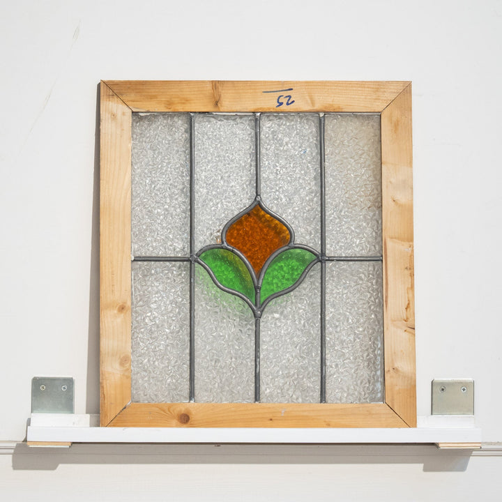 可憐で小さな花が目を惹く ステンドグラス 440×495