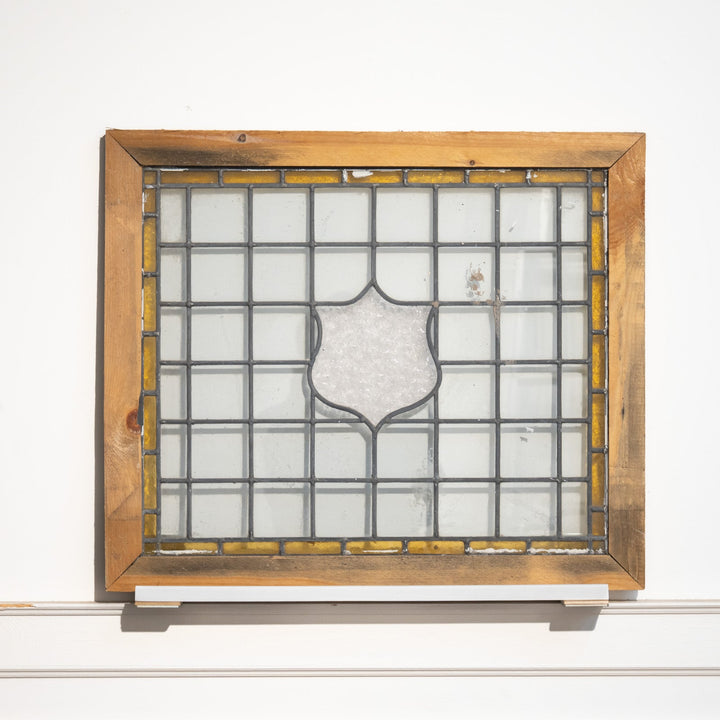 シンプルな格子模様に中央のモチーフがアクセント ステンドグラス 725×615