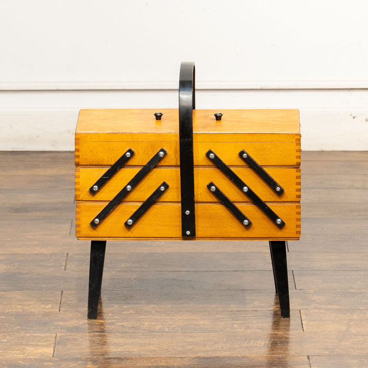 開くと横に大きく広がる使い勝手の良いデザイン ソーイングボックス /23K-B