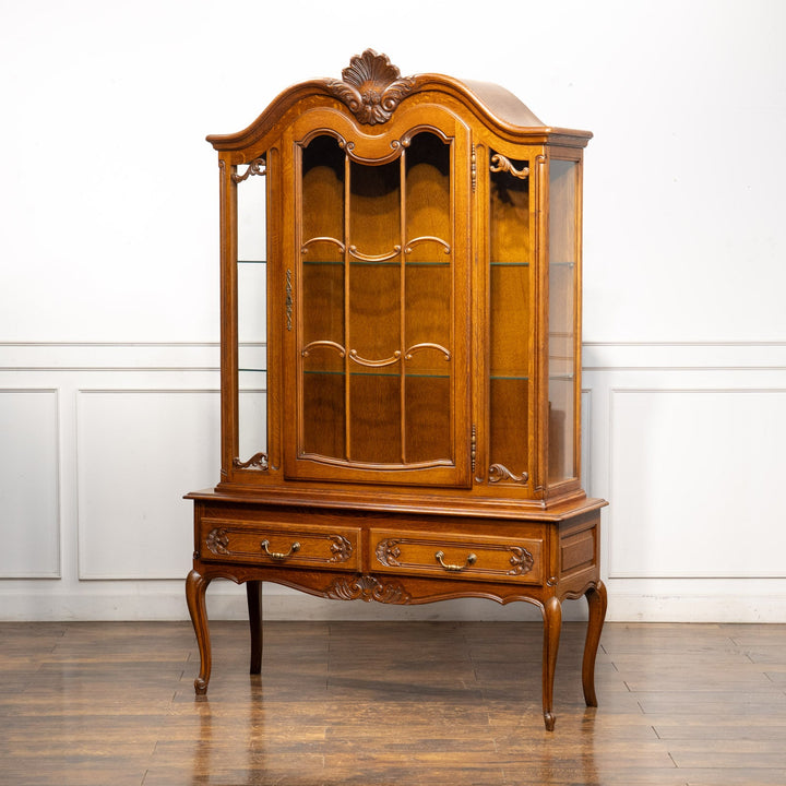 トップレイルの装飾や扉の美しい彫刻などフレンチならではの華やかな装飾が光る オーク ブックケース /23K