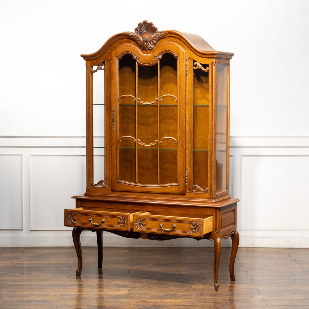 トップレイルの装飾や扉の美しい彫刻などフレンチならではの華やかな装飾が光る オーク ブックケース /23K