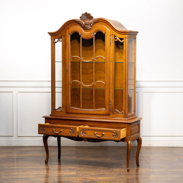 トップレイルの装飾や扉の美しい彫刻などフレンチならではの華やかな装飾が光る オーク ブックケース /23K