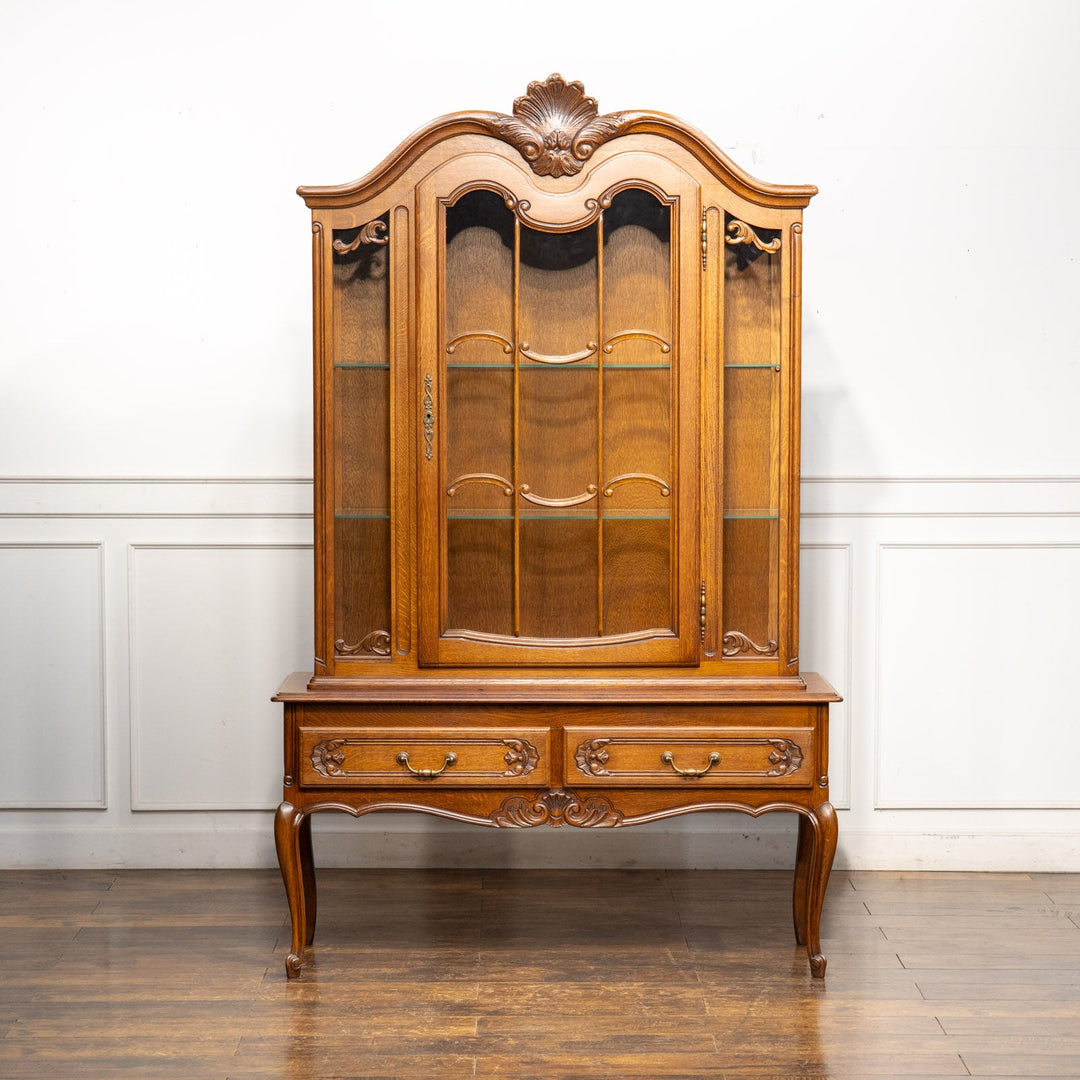 トップレイルの装飾や扉の美しい彫刻などフレンチならではの華やかな装飾が光る オーク ブックケース /23K