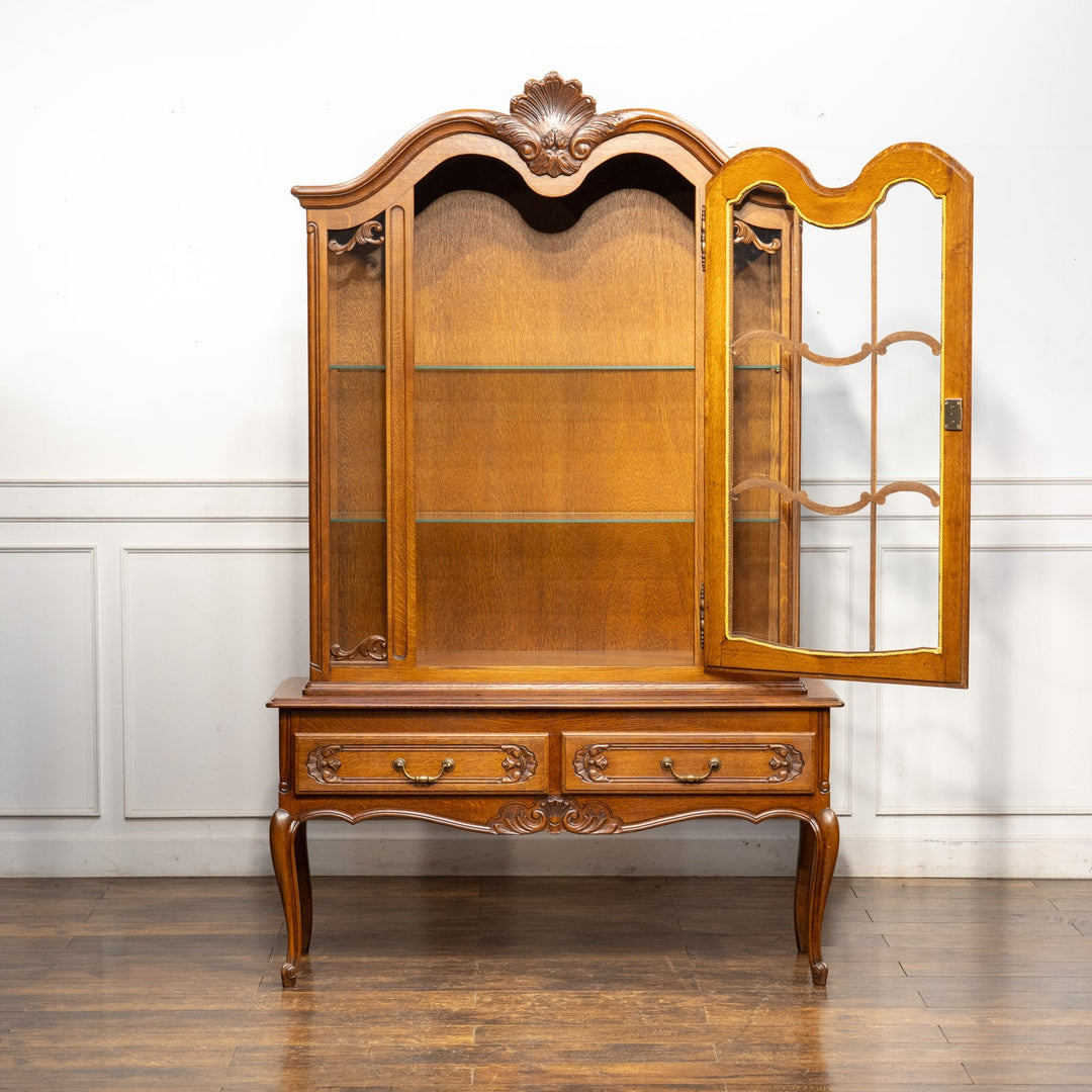 トップレイルの装飾や扉の美しい彫刻などフレンチならではの華やかな装飾が光る オーク ブックケース /23K