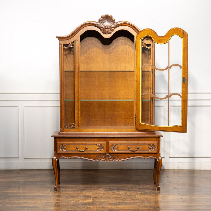 トップレイルの装飾や扉の美しい彫刻などフレンチならではの華やかな装飾が光る オーク ブックケース /23K