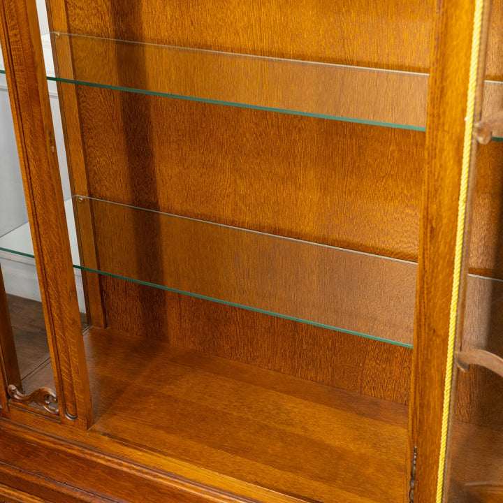 トップレイルの装飾や扉の美しい彫刻などフレンチならではの華やかな装飾が光る オーク ブックケース /23K