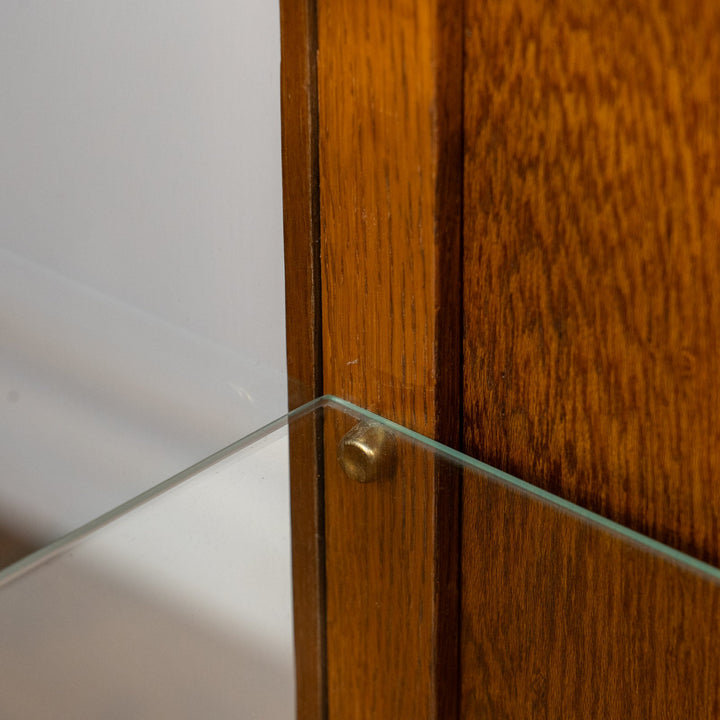 トップレイルの装飾や扉の美しい彫刻などフレンチならではの華やかな装飾が光る オーク ブックケース /23K