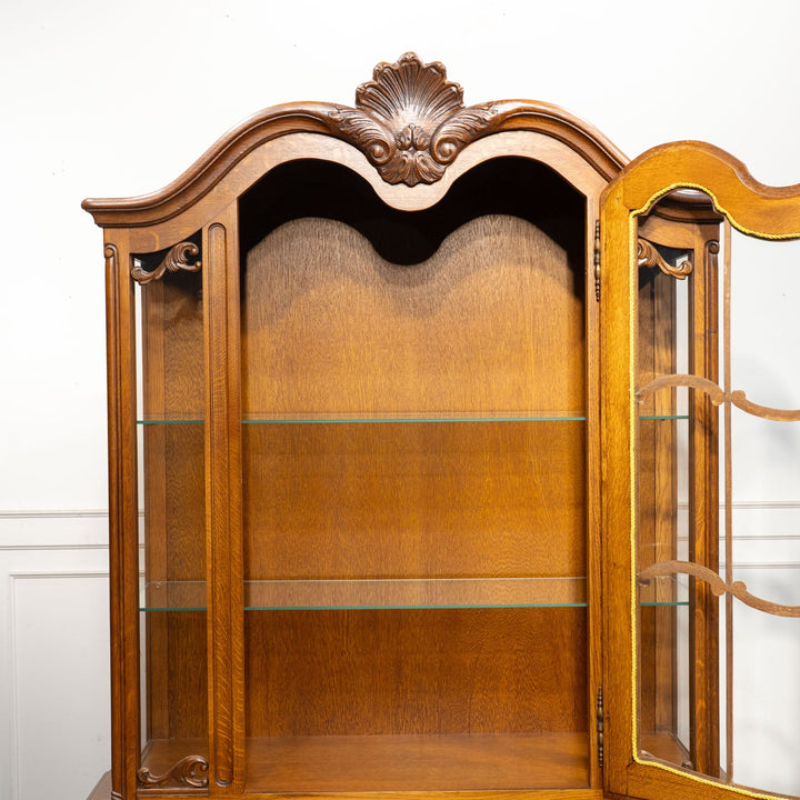 トップレイルの装飾や扉の美しい彫刻などフレンチならではの華やかな装飾が光る オーク ブックケース /23K